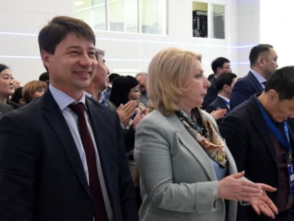 "Прикольно-политический труп вылез из гроба и решил докидать землицы на могилку..."