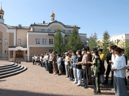 В Свято-Троицком храме г. Мирный совершили панихиду в день памяти детей-жертв военных действий на Донбассе