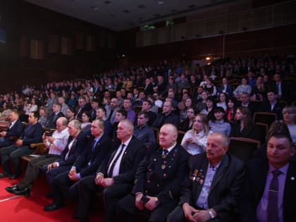 Благочинный Нерюнгринского района поздравил сотрудников «УК «Колмар» с юбилеем компании