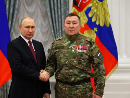 Президент Владимир Путин вручил звезду Героя России командиру якутского отряда «Боотур-1» Александру Колесову