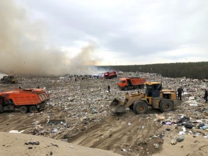 В Якутске ликвидируют возгорание на свалке