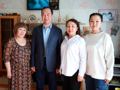 Айсен Николаев навестил семью военнослужащего из Чокурдаха