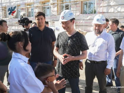 Айсен Николаев проверил объекты строительства и благоустройства в селе Маган
