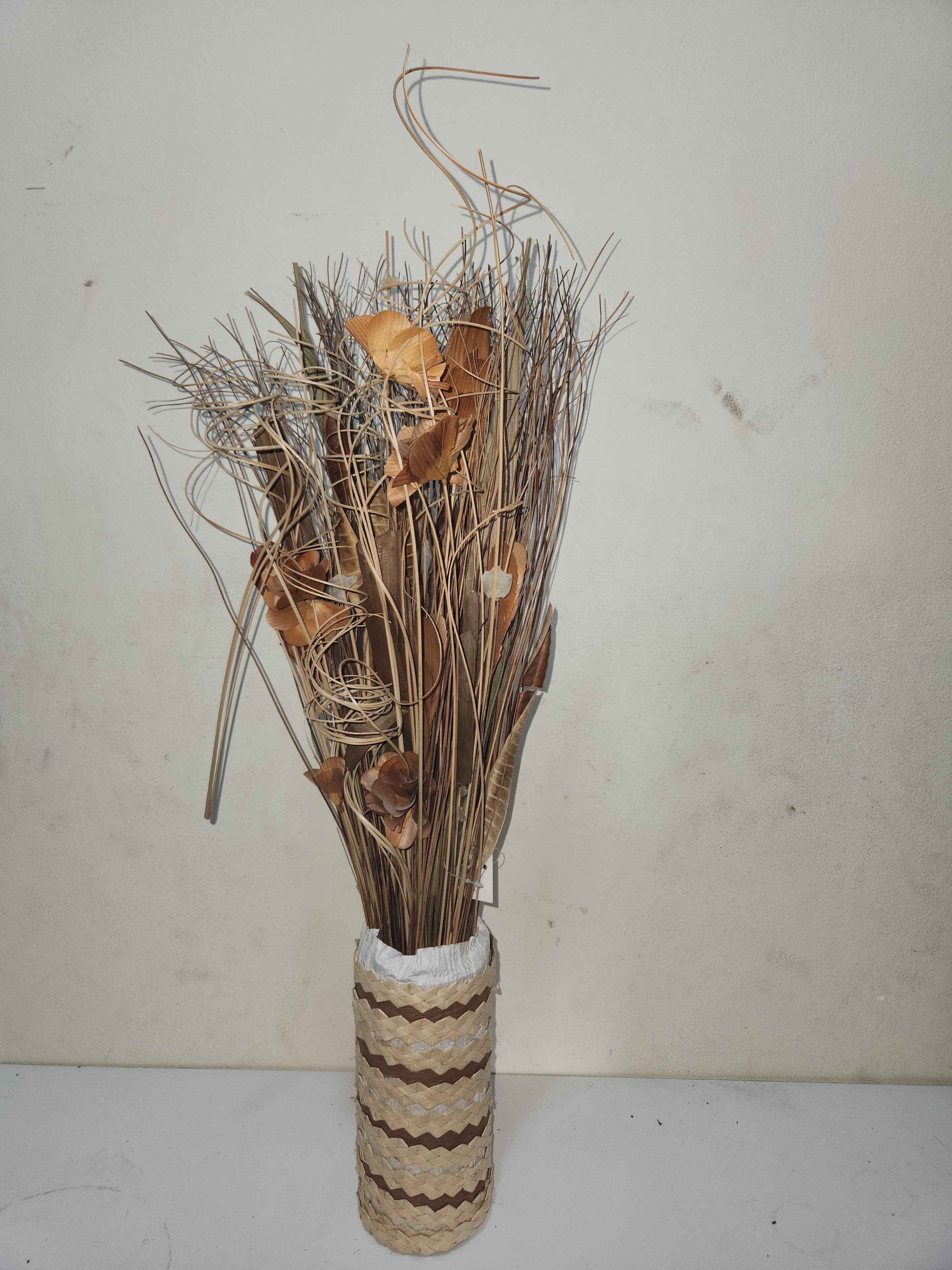 Arrangement Floral Séché Bohème et Vase Tissé Rustique à Motif Zigzag