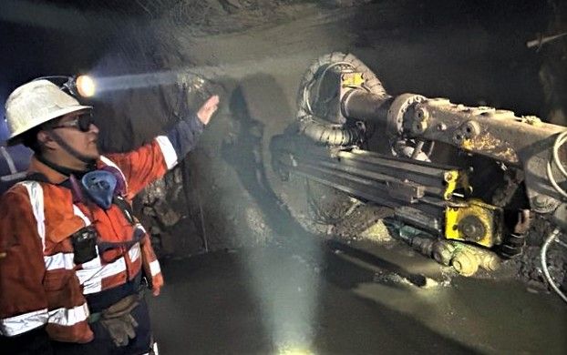 Mostrando el moderno equipo que se utiliza en la mecanización de la minería subterránea.jpeg