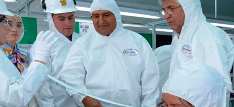 Plantas - Evo Morales con traje blanco.jpg