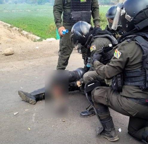 Policía herido de la pierna.jpg