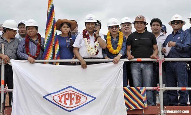 Cindy Saraí y Evo Morales.jpg