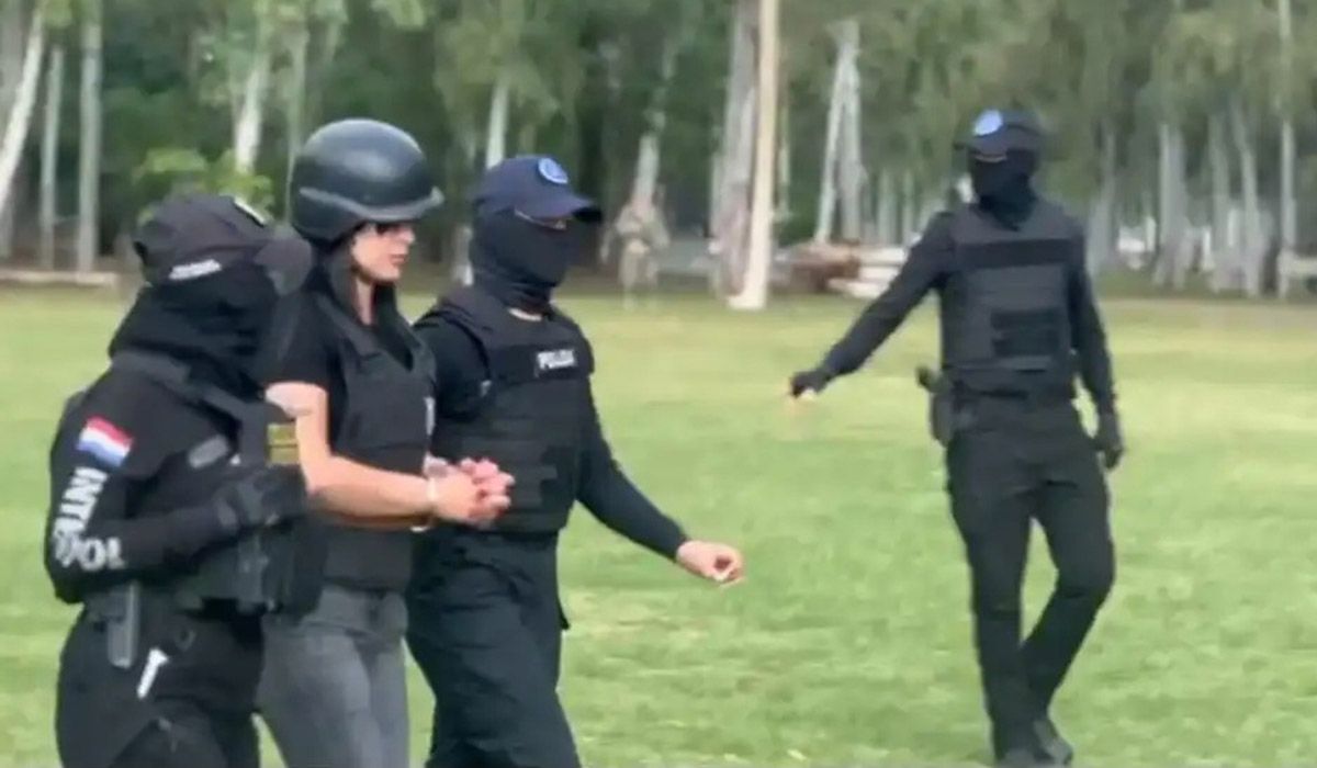 Gianina García Troche escoltada.jpg