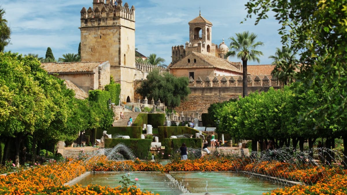 Ancient buildings, a garden and a lake in Cordoba