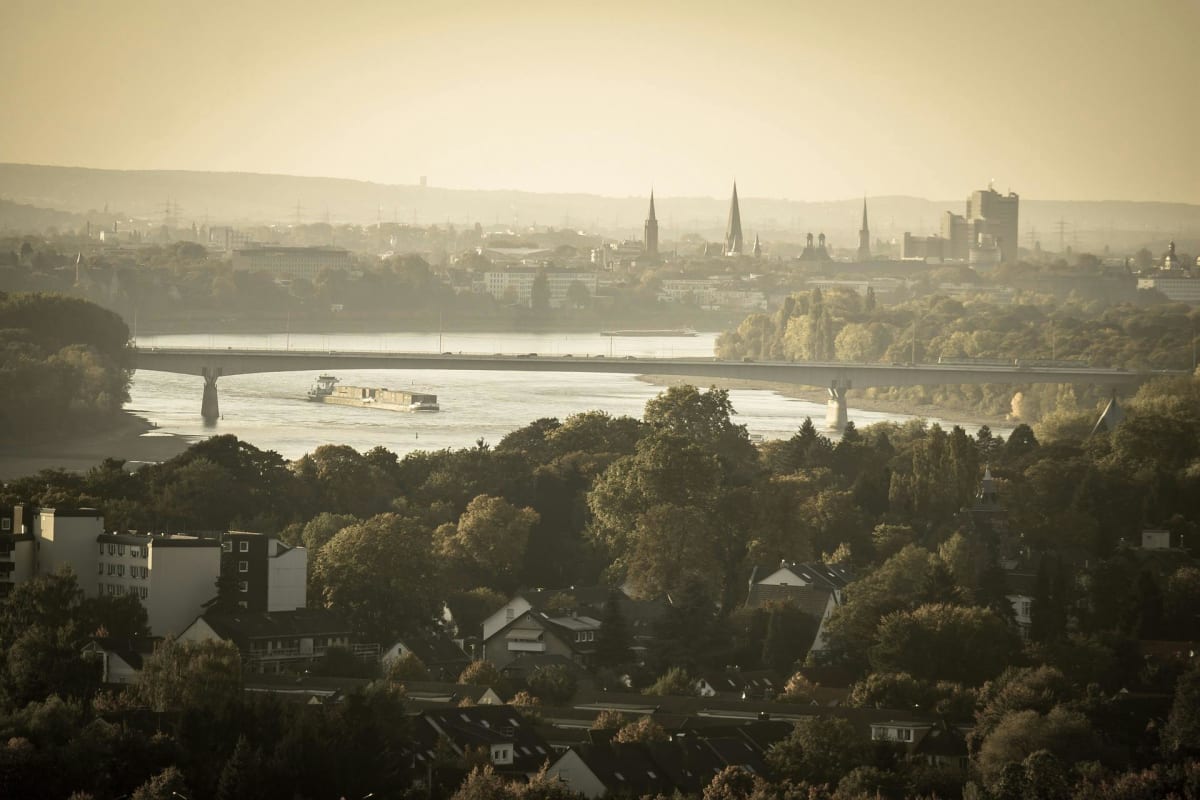 Bonn fotografiert aus der Vogelperspektive mit Blick auf die Stadt und die Rheinbrücke