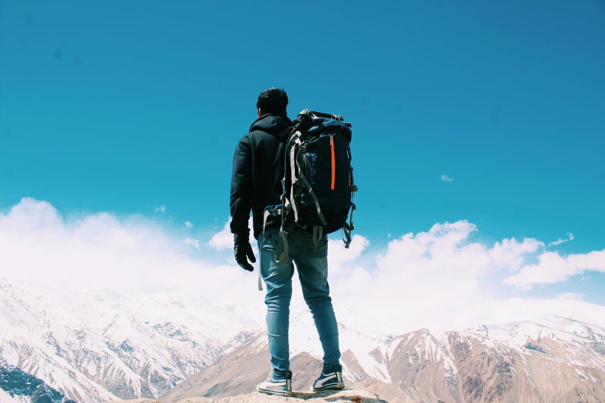 ein mann auf einem berg mit rucksack 