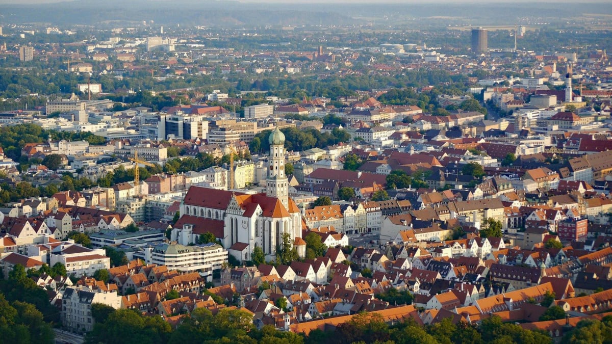 Augsburg in Bayern fotografiert aus der Vogelperspektive mit dem Augsburger Dom im Mittelpunkt