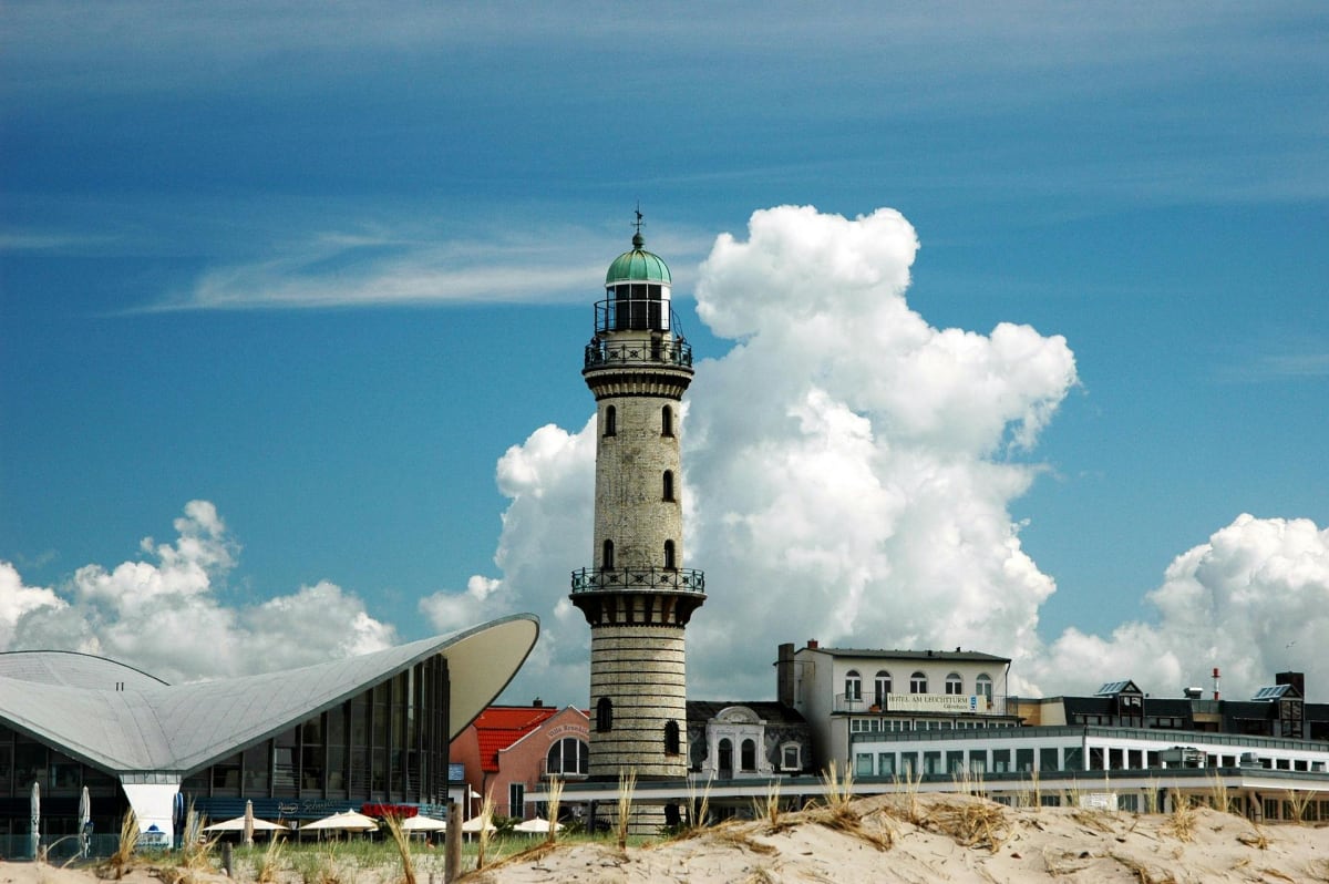 Leuchtturm von Warnemünde in Mecklenburg-Vorpommern mit dem bekannten Restaurant Teepott im Vordergrund