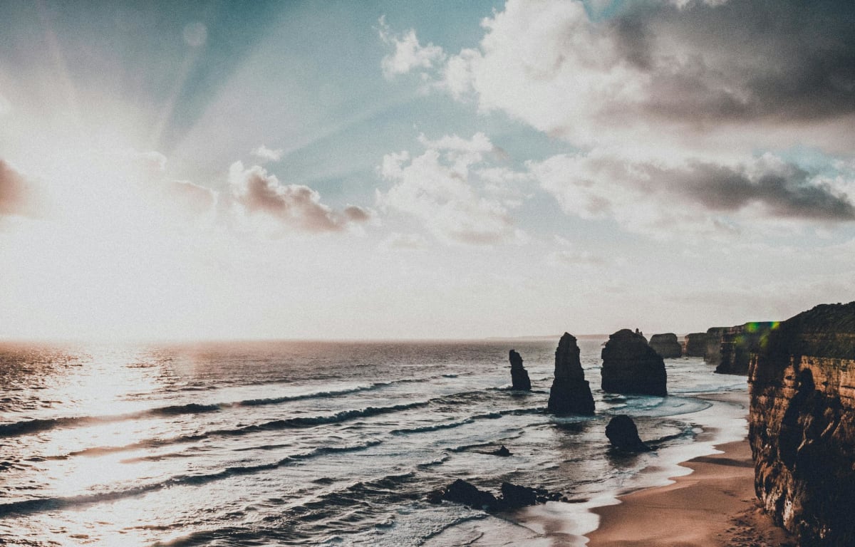 Die zwölf Apostel mit einem Autralien Reisepartner erleben Felsformation im Südosten Australiens 