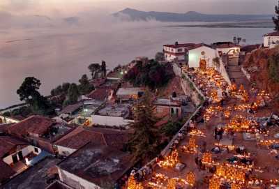 Mexiko - Pátzcuaro - Travel with a local 😎 🇲🇽✨  Chapter : 🔥" Día de Muertos"  with a Mexican Soul 🇲🇽💀 – Lakes 🌊, Legends 🕯️ & Late Nights 🌙✨