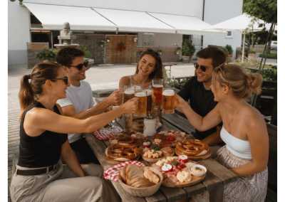 Deutschland - Biergarten Im Klosterhof - 🥨 München: Weißwurscht, Wiesn & Wahnsinn 🍻 - 1