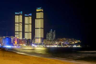 Korea, Süd - Haeundae Beach - 🌊 🍂 Busan Reset: Where Fall Foliage Meets Coastal Sunsets 🌇 🇰🇷 - 1
