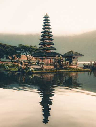 Indonesia - Ulun Danu Beratan Temple - Co-working in Bali: live in a Villa with Private Pool in Ubud City Center. Enjoy incredible activities in the weekend!
