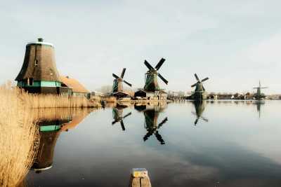 Niederlande - Zaanse Schans - Dutch Winter Roadtrip 🎄🚗 Enjoy The Magical Christmas Caves of Valkenburg & Iconic Dutch Villages! - 1