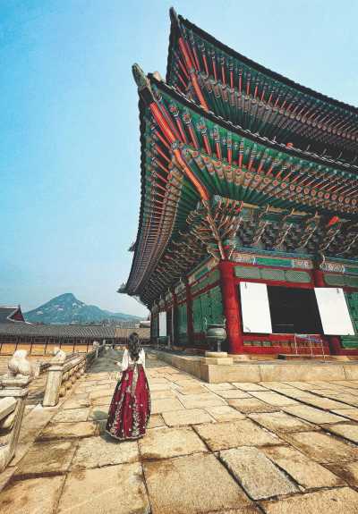 Korea, Süd - Gyeongbokgung Palace - 🇰🇷 Korea in Color: An Autumn 🍁 Journey of Palaces ⛩️, Peaks 🏔 & Portraits 📸 - 3