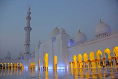Vereinigte Arabische Emirate - Sheikh Zayed Grand Mosque - 𝗘𝘅𝗽𝗹𝗼𝗿𝗶𝗻𝗴 𝘁𝗵𝗲 𝗽𝘂𝗿𝗲 𝗟𝗶𝗳𝗲𝘀𝘁𝘆𝗹𝗲 𝗼𝗳 𝗗𝘂𝗯𝗮𝗶 3.𝟬 🇦🇪🏎🐪 - 2
