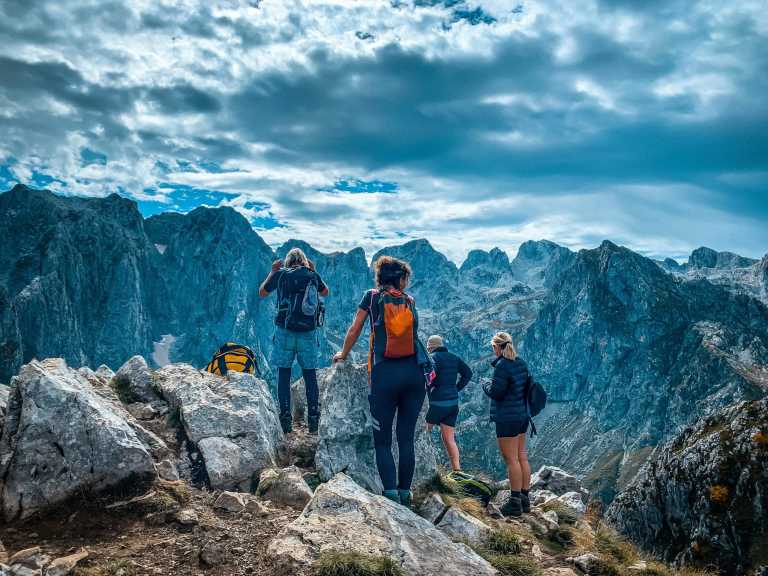 Albanien - Hiking 🥾⛺in ALBANIA ! Valbonë to Theth, Maja Rosit and The Blue Eye Routes. Experience the Best of the Albanian Alps! 🌟 - JoinMyTrip