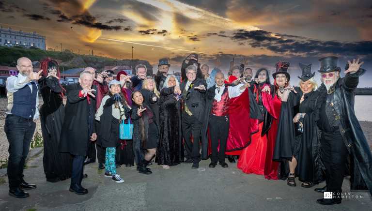 Vereinigtes Königreich - Dracula in Whitby, with Bram Stoker's great-grandnephew Dacre Stoker - JoinMyTrip