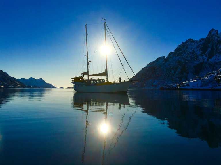 Norwegen - Unstad - Sailing in the Lofoten Islands - Adventure in Beautiful Nature Away from Mass Tourism