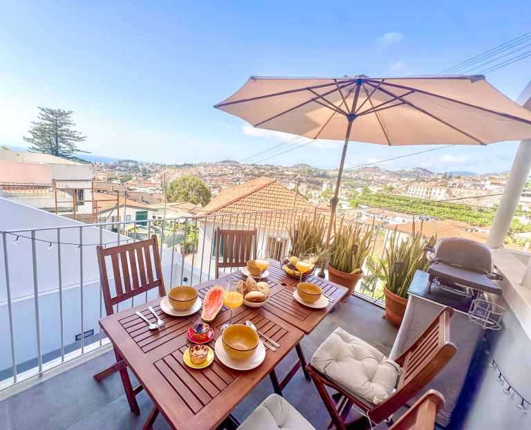 Portugal - Funchal - Modern, Spacious & Beautiful Coliving Villa in prime location - Funchal, Madeira | Adventure, Nature and Fun on the Dream Island of Madeira 🌴 | Modern Room with Sea view Balcony, AC, Work Setup - 4