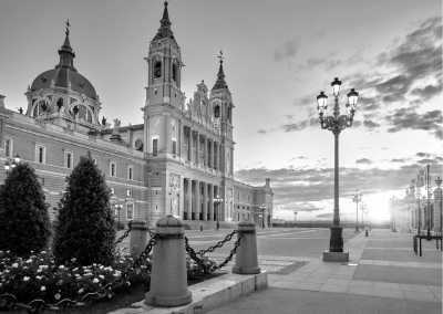 Spanien - Madrid - Experience the Best of Madrid, Spain: Savoring Tapas and Wine While Exploring the City's Streets