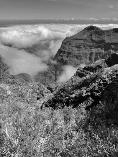 Portugal - Pico do Arieiro - Modern, Spacious & Beautiful Coliving Villa in prime location - Funchal, Madeira | Adventure, Nature and Fun on the Dream Island of Madeira 🌴 (Large Private Double Room with Queen Size Beds) - 3