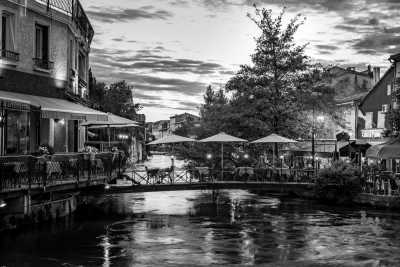 Europa - L'Isle-sur-la-Sorgue - ONLY GIRLS VANILFE TRIP in SOUTH of FRANCE: Visiting Cities, Art, Culture, Exploring Landscapes & Wild Horses - 1
