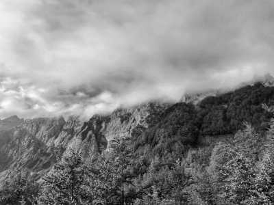 Albanien - Rosni Peak - Hiking 🥾⛺in ALBANIA ! Valbonë to Theth, Maja Rosit and The Blue Eye Routes. Experience the Best of the Albanian Alps! 🌟
