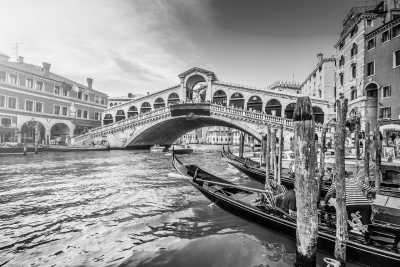 Italy - Rialto Bridge - A weekend in Venice 🇮🇹 Explore the city through food, art and wine! 🍝🍷