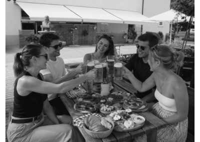 Deutschland - Biergarten Im Klosterhof - 🥨 München: Wiesn, Weißwurscht & Bayern-Feeling 🍻 - 5