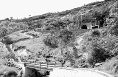 Indien - Aurangabad Caves: Western Group (Caves 1-5) - Explore Historical India - Caves and Forts of Maharashtra with a Local - 3