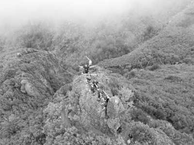 Portugal - Pico Ruivo - Madeira SPECIAL ADVENTURE w/ local guide : A One Of A Kind Hiking Adventure in Madeira: Explore the Island's Trails and Discover Hidden Paths Off the Beaten Track
