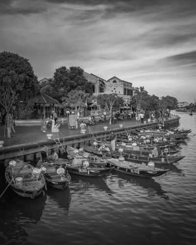 Vietnam - Lantern boat ride - 🇻🇳 The Vietnam Experience: Ninh Binh (Tam Coc) & Hoi An: From Limestone Landscapes to Lantern Streets🌾🏮🛵