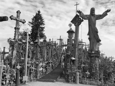Nordeuropa - Hill of Crosses - Discover the Best of Latvia and Lithuania: History, Castles, and Nature