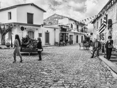 Zypern - Omodos Square - 𝐂𝐨-𝐰𝐨𝐫𝐤𝐢𝐧𝐠 𝐓𝐫𝐢𝐩 𝐢𝐧 𝐂𝐲𝐩𝐫𝐮𝐬: 𝐄𝐱𝐭𝐞𝐧𝐝 𝐘𝐨𝐮𝐫 𝐒𝐮𝐦𝐦𝐞𝐫! - 4