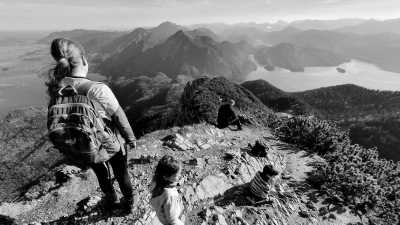 Deutschland - Kochelsee - Backpack Weekend trip to Bavarian Alps and Famous Lakes ⛰️🚠🌊 Munich City exploring, Hiking , Nature ,Boat Ride , Bavarian Beer , Alps and Lakes  🍻