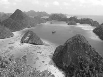 Indonesien - Waisai Harbour - Raja Ampat YOGA Liveaboard Escape to Explore the 5 Great Magical Diving Spots - 2