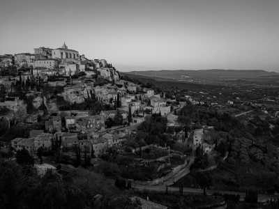 Europa - Gordes - ONLY GIRLS VANILFE TRIP in SOUTH of FRANCE: Visiting Cities, Art, Culture, Exploring Landscapes & Wild Horses