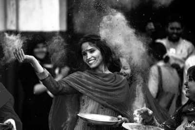 Indien - Rishikesh - Celebrating Holi on the Banks of the Ganges in Rishikesh - 2