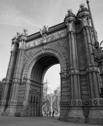 Spanien - Arc de Triomf - Barcelona Art 🎨 & Culture 🏯 City Trip: Where Creativity Meets Sun and Sand 🏖️, Spain - 3