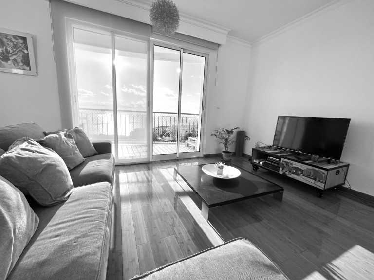 Portugal - Caniço de Baixo - High-End Coliving close to Funchal with Guaranteed Adventure, Nature and Fun on the Dream Island of Madeira 🌴 (Large Single Room with Queen Size Beds) - 1