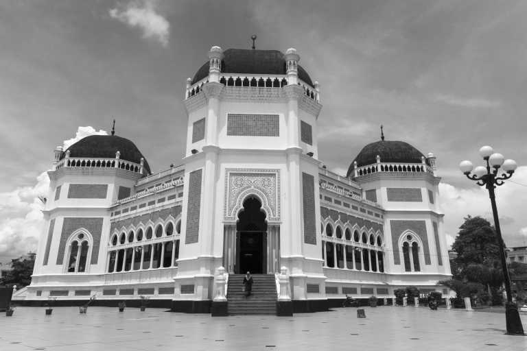 Indonesia - Medan - Discover the Wonders of Sumatra: Witness Orangutans, Explore Pristine Beaches, and Conquer Volcanic Hikes! - 3