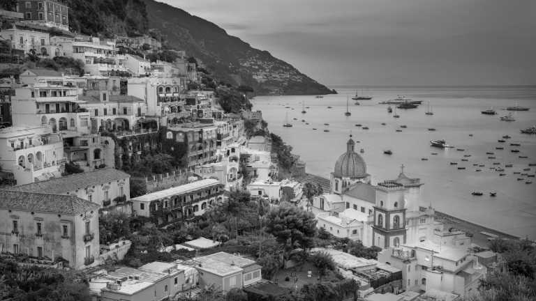 Sailing between Capri and Positano to experience la dolce vita