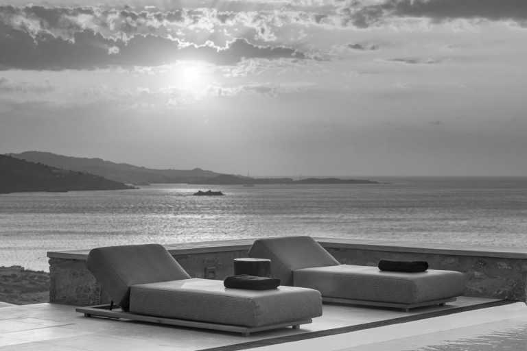 Griechenland - CoWorking and Holidaying in  Greece: A Luxury Villa in Mykonos 🏝️ - JoinMyTrip
